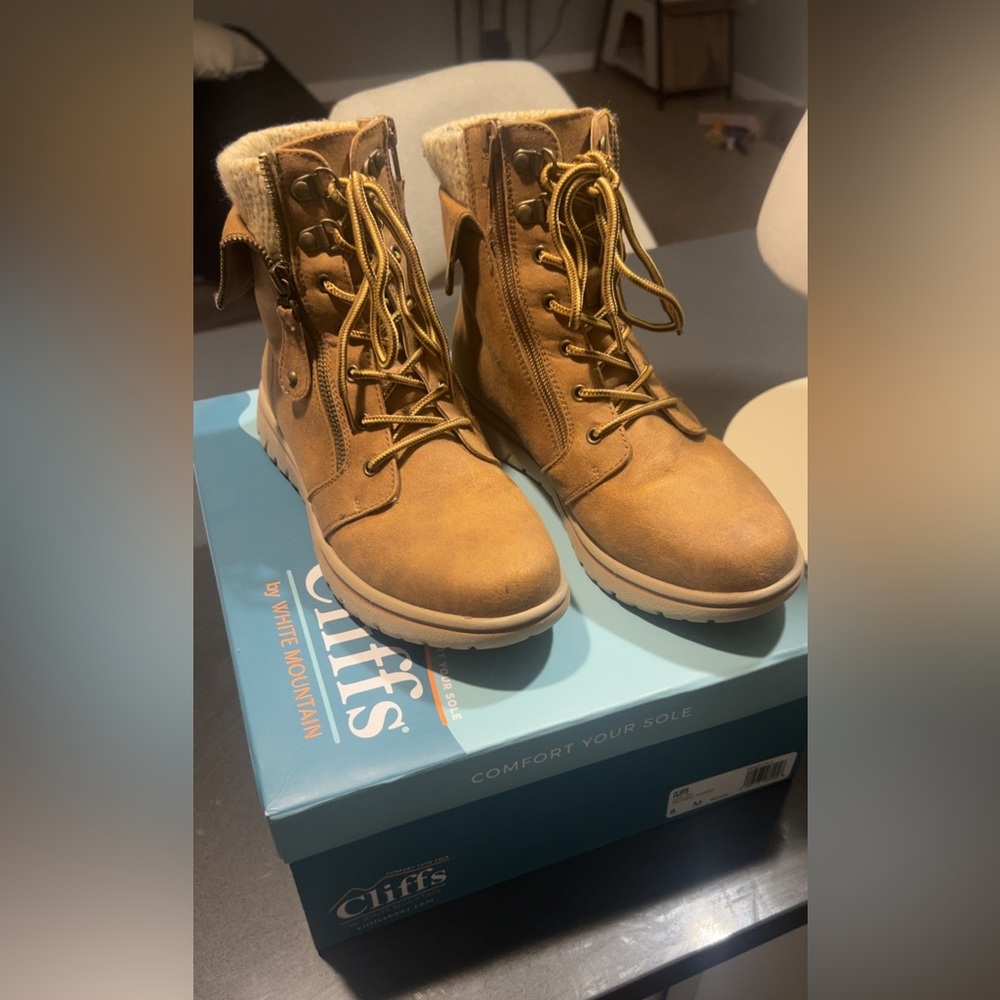 Cliffs Tan Lave Up Boots